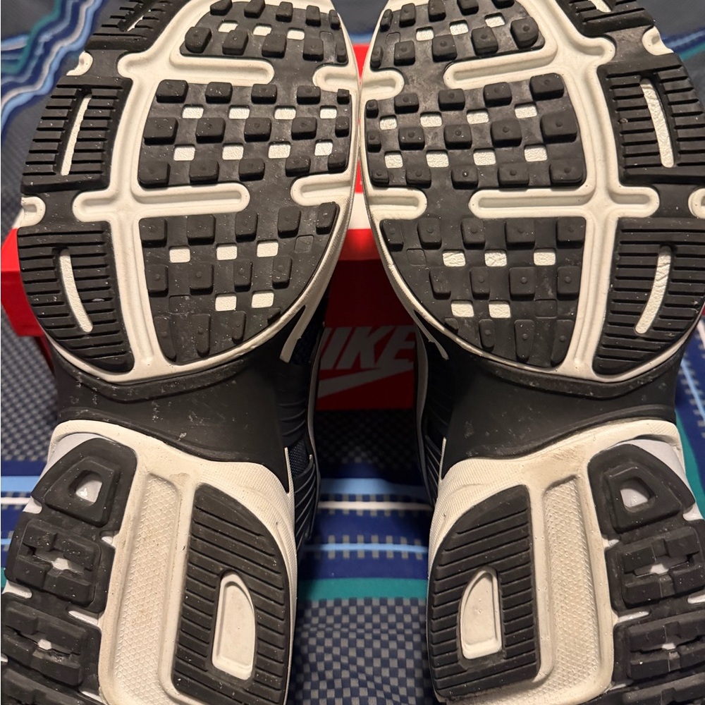 Nike Men’s Navy and Light Gray Athletic Sneakers - Picture 6 of 7